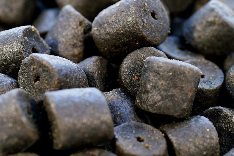 Пеллетс карповый, Pellets Coppens Black Halibut (премиум класcа с отверстием) 14 мм 1000 гр