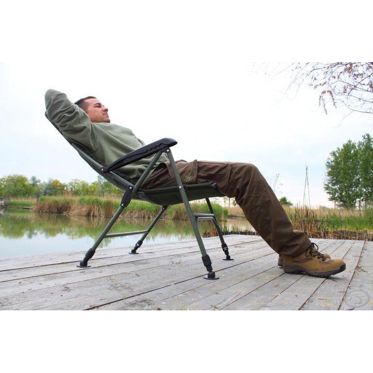 Крісло з підлокітниками Carp Academy Deluxe
