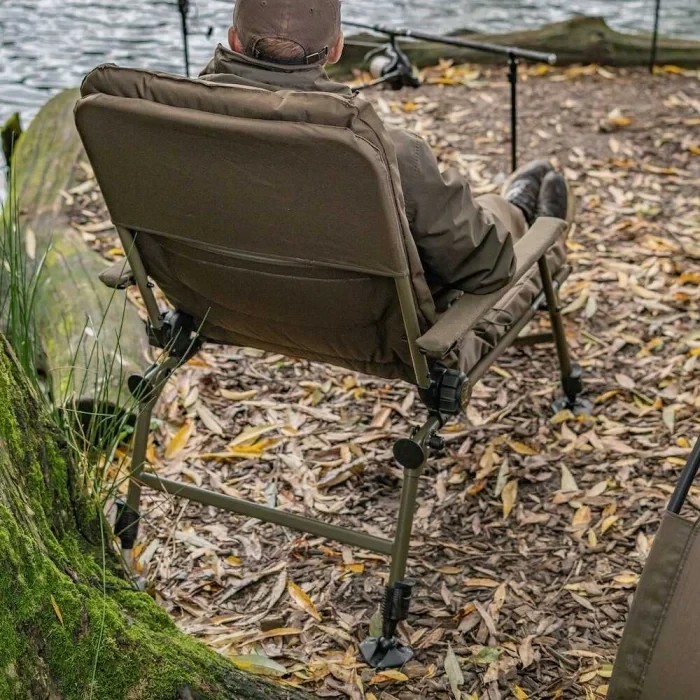Крісло з підлокітниками Avid Carp Benchmark Memory Foam Recliner