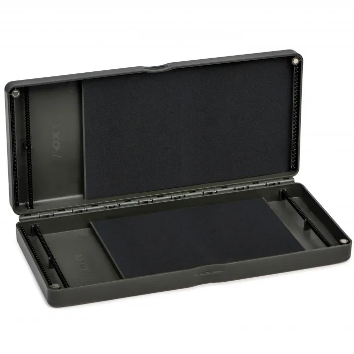 Поводочниця Fox Edges Medium Rig Box із 50 штифтами.