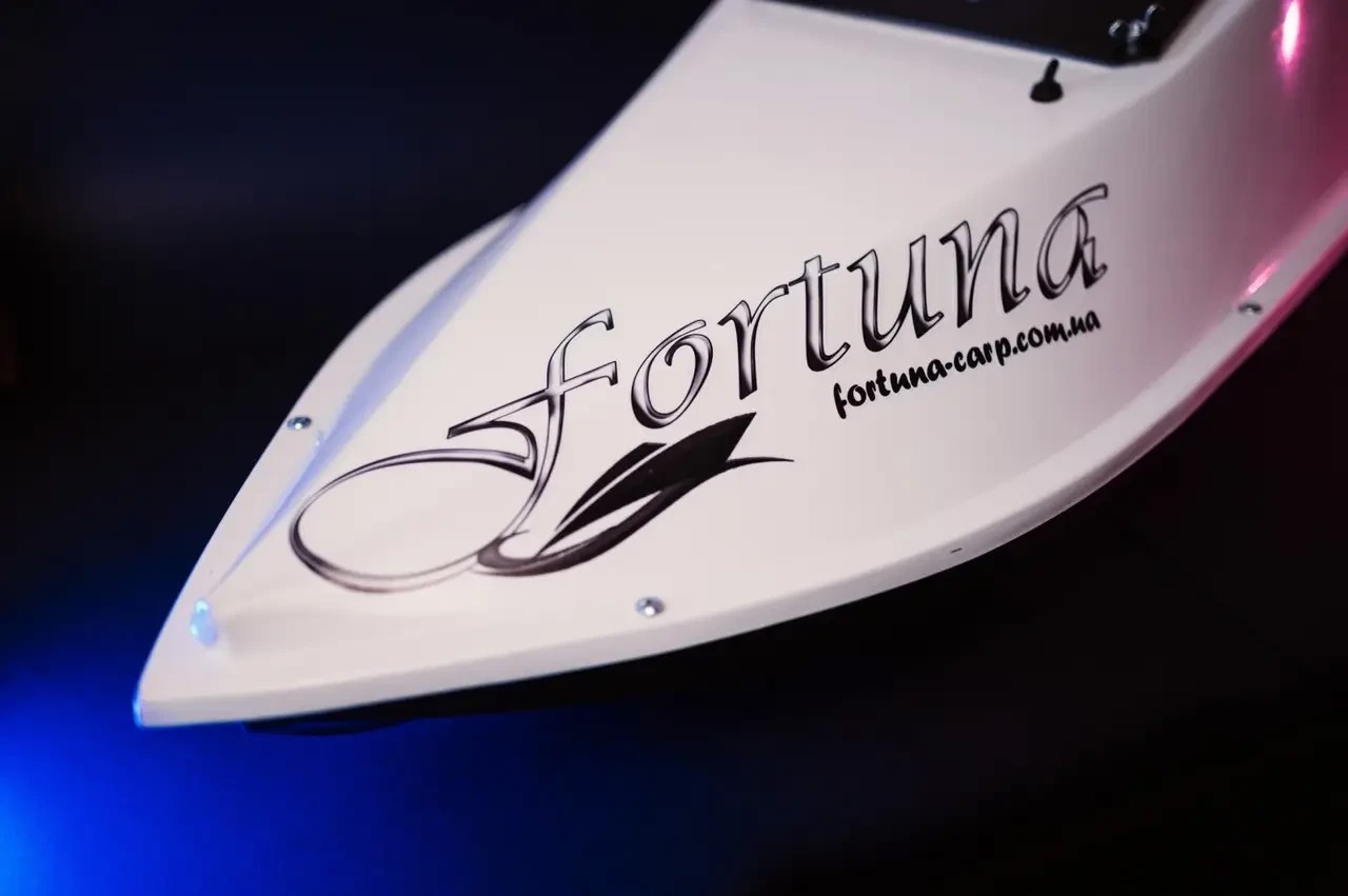 Професійний кораблик для підгодовування Фортуна з ехолотом Toslon TF300 та акумулятором 45000 mAh Білий