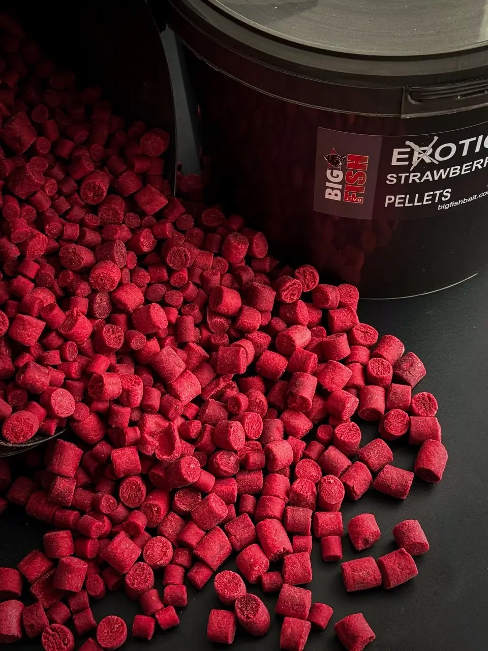Пелетс Big fish Exotic Strawberry суниця полуниця Premium Pellets мікс 8-12мм відро 2,5 кг
