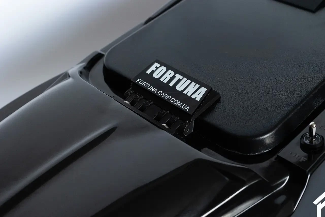 Катер Fortuna — X з інтегрованою системою GPS автопілотки Fortuna — X Чорний
